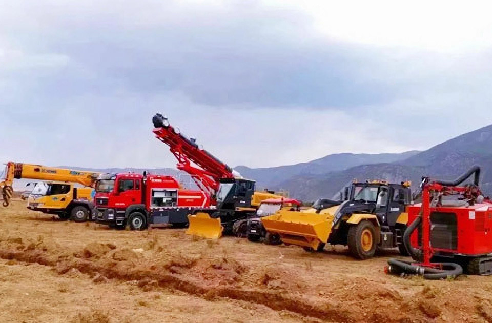徐工參與空地聯(lián)合營救滅火、“孤島”救援、堰塞湖險情處置等實(shí)戰(zhàn)演練。