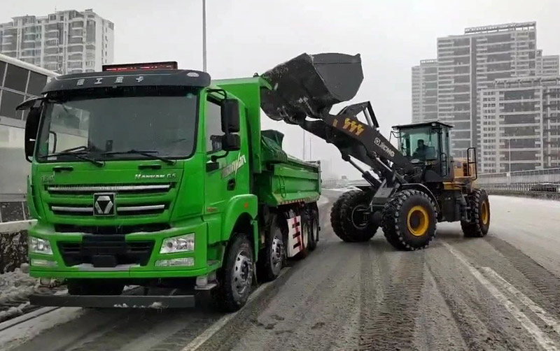 除雪保暢通，徐工汽車在行動(dòng)