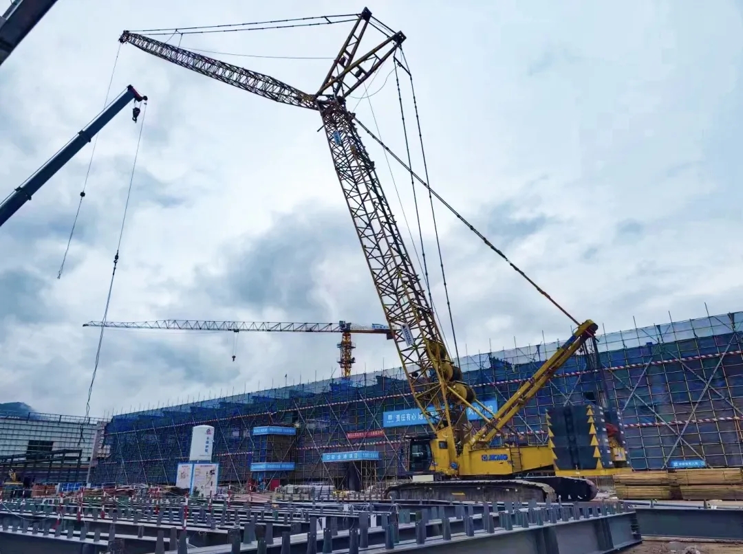 “鋼”鐵的意志！徐工XGC320履帶起重機參建大跨度鋼結(jié)構(gòu)工業(yè)廠房
