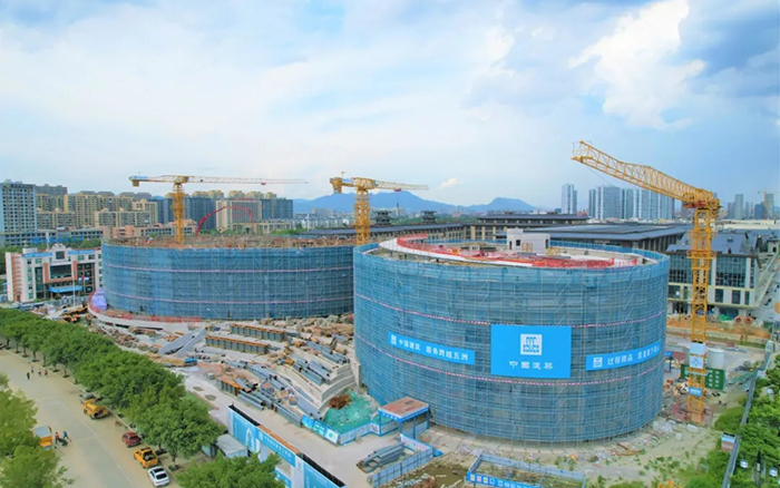 逐浪揚帆，徐工塔機吊起蒼南大劇院“鋼鐵脊梁”